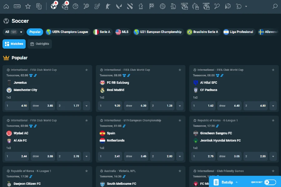 Uma captura de tela do lobby de apostas em futebol da CoinPoker, mostrando vários eventos e mercados de apostas para apostas ao vivo ou futuras.
